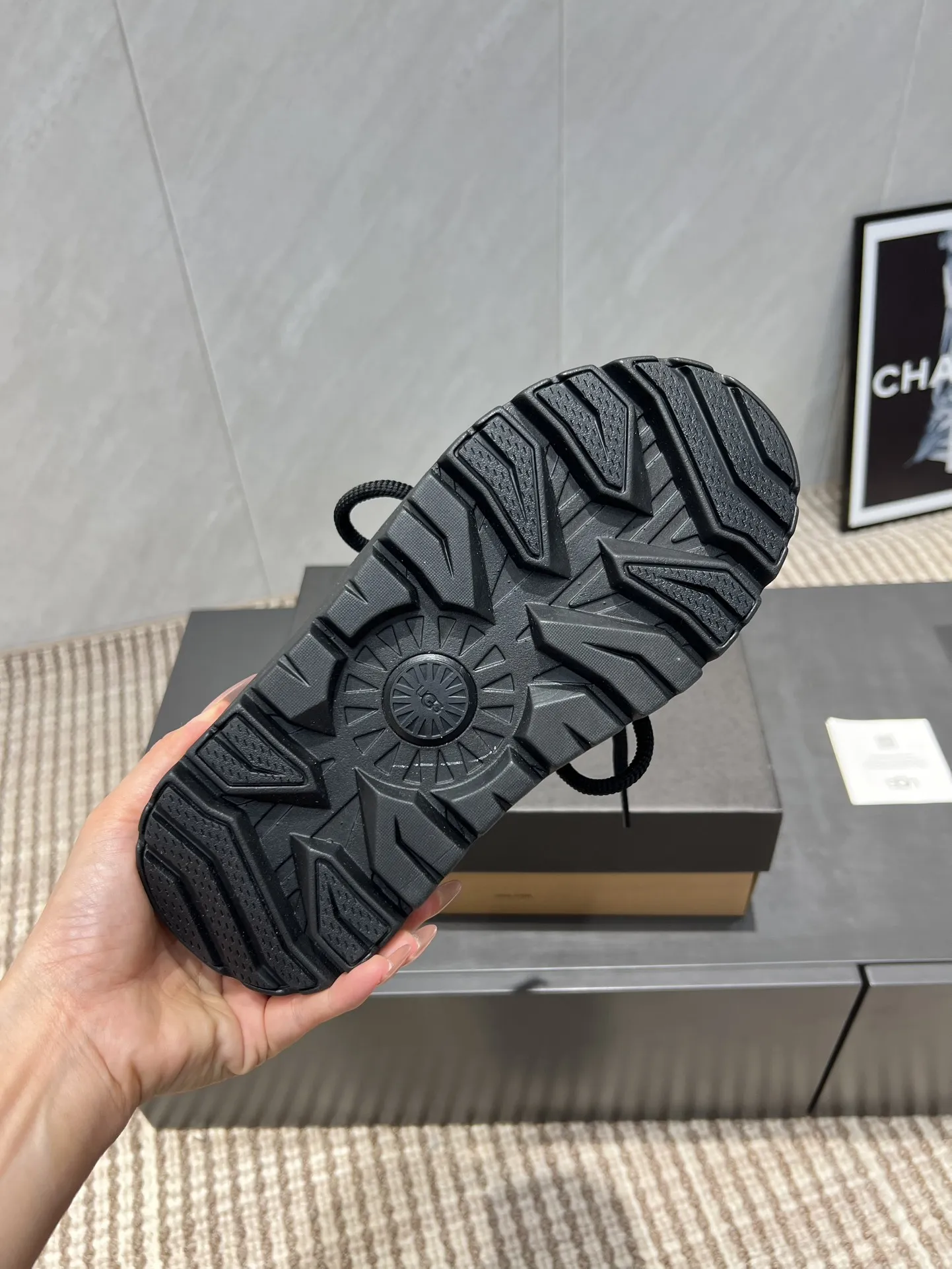 Factory: Couple P620💰 "Exclusive top version" UGG~25vs popular platform thick-soled casual shoes series... [Couple's thick-soled Maori casual shoes] A shoe that will not clash with shirts, simple partition design ➕ spotted outsole, silk curly upper, a must-have for autumn and winter, can be worn with any pants or skirt, very comfortable and good-looking... ❶Fabric: Original customized cow ➕ Sheepskin ❷Inner lining: original customized wool ❸Feet: original customized sheepskin ❹Outsole: original molded foam outsole ❺Number: 35-44 (Female 41. Male 45. Customized, non-returnable) ❻Packaging: Original full set of packaging ☀Color: Official website updated simultaneously